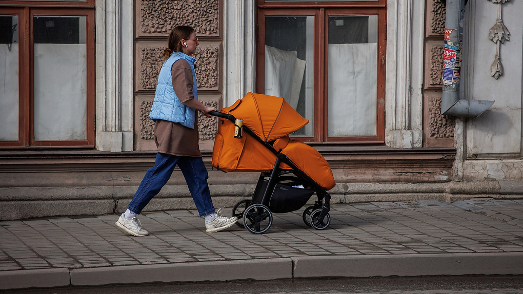 Родившим студенткам УрФУ будут платить по 100 тысяч рублей