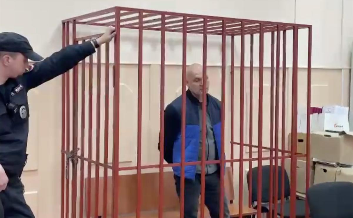 Кахраманов эльгин арестован. Суд арест. Под арестом в суд. Щенятский арест. Чел в суде под стражей.