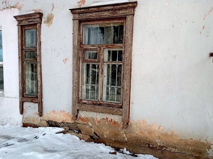 Прокуратура потребовала незамедлительно расселить ещё один аварийный дом в Омске
