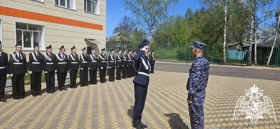 В преддверии 81-ой годовщины Победы росгвардеец принял участие в смотр-конкурсе строя и песни В Западной Двине