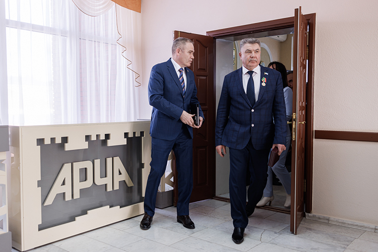 Сегодня работники муниципалитета собрались на внеочередную сессию, чтобы официально узнать об отставке главы района Ильшата Нуриева и познакомиться с новым начальством
