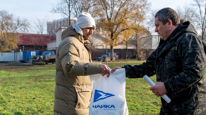 Футболисты Чайки побывали в ростовском приюте безнадзорных животных и передали лекарства