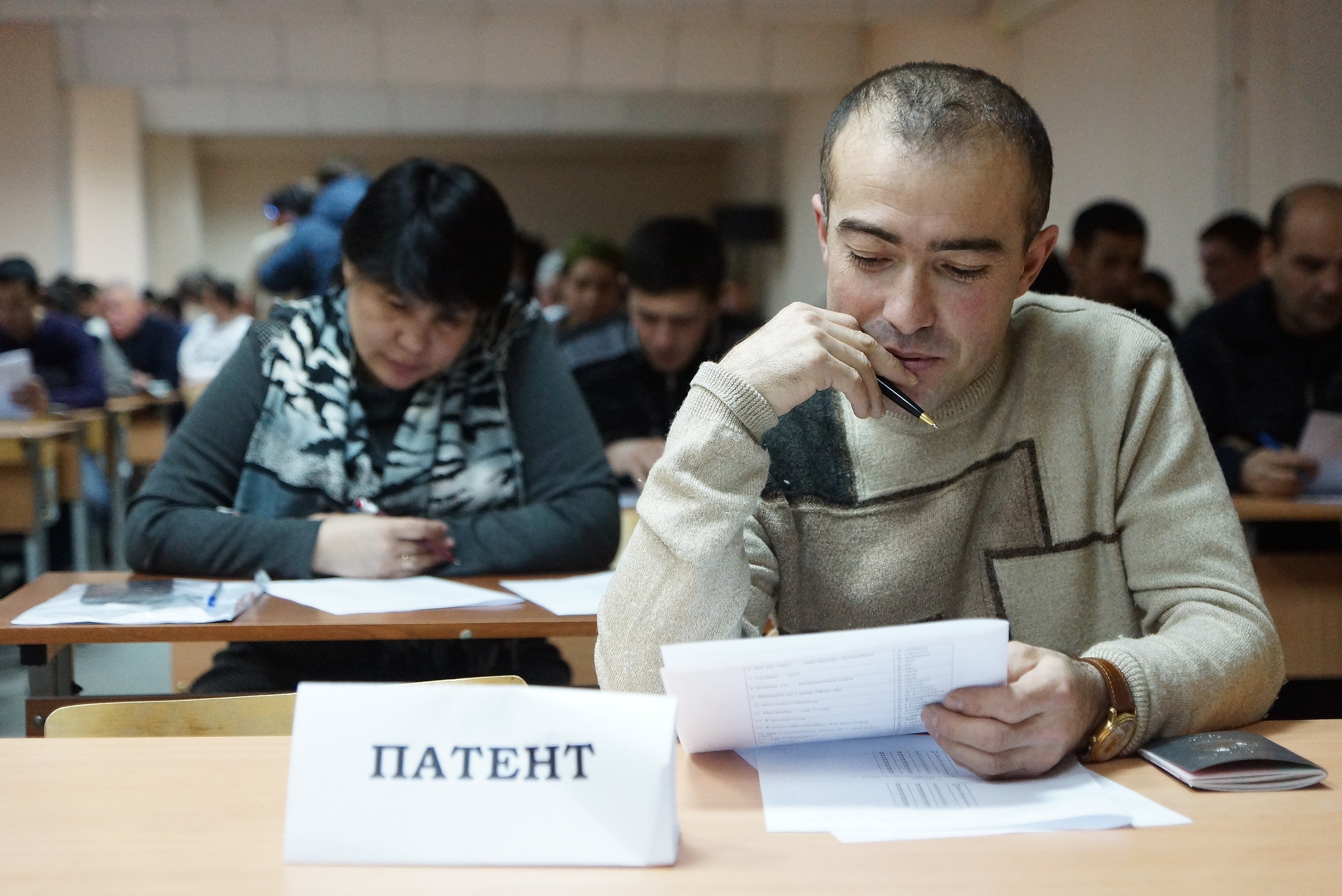 Экзамен по русскому языку. Экзамен патент мигрантов для Таджикистана. Экзамен для иностранных граждан. Трудовые мигранты. Экзамен по русскому для мигрантов.