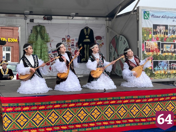 На празднике под Саратовом гостей осыпали конфетами и угощали баурсаками