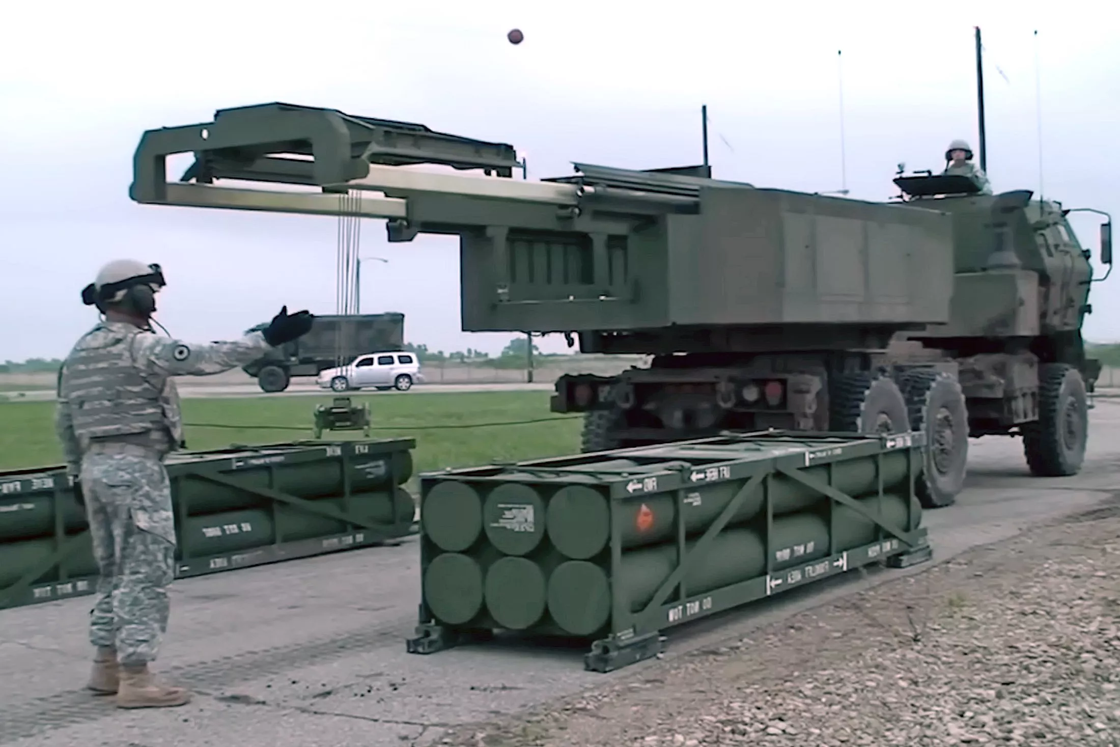 Поставки дальнобойных ракет. M270 mlrs. Himars 300 км. Химарс atacms. Himars atacms.