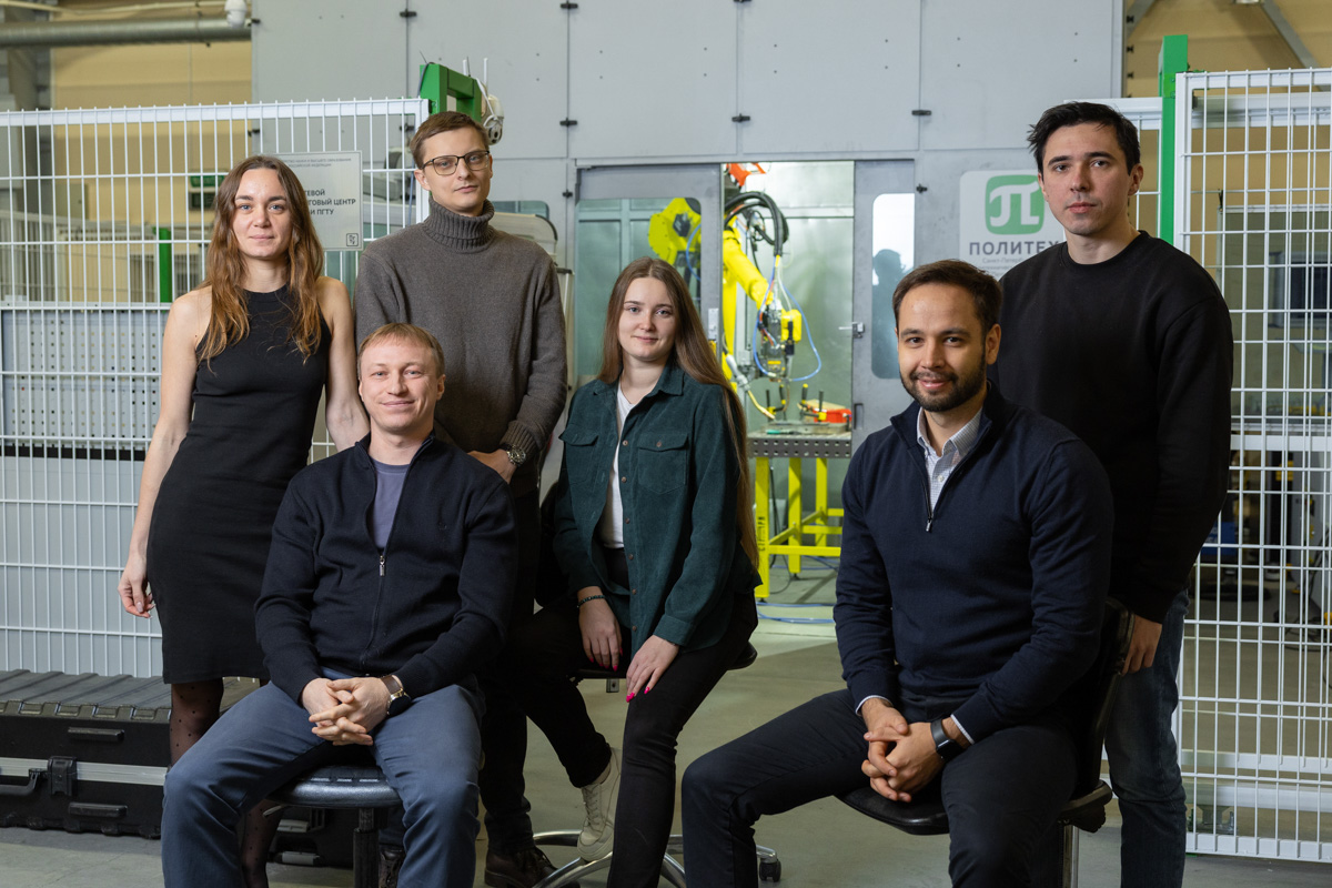 Максим Ларин (крайний справа) с коллегами по НИЛ «ЛиАТ» 