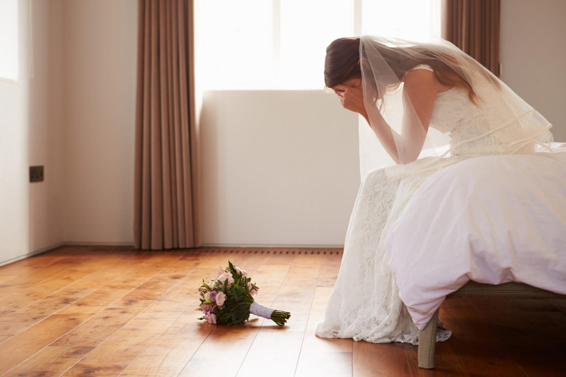Девушка в свадебном платье плачет