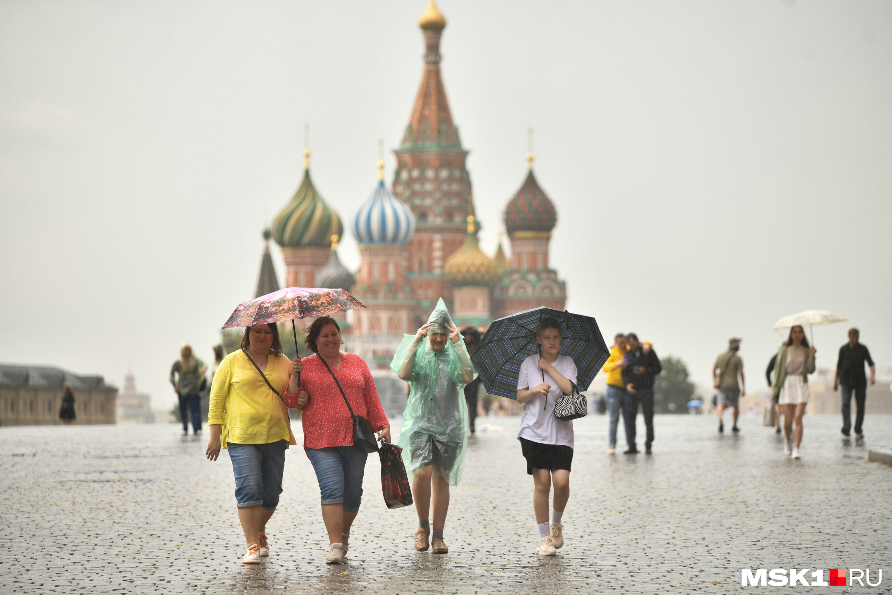 Закончиться д. Фотосессия в городе Москва. Дождь в Москве. Смог в Москве фото. Люди россияне город.