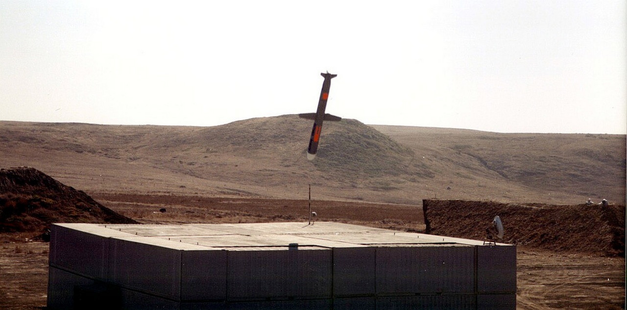 Крылатая ракета Tomahawk Land Attack Missile (TLAM) поражает цель во время учений.