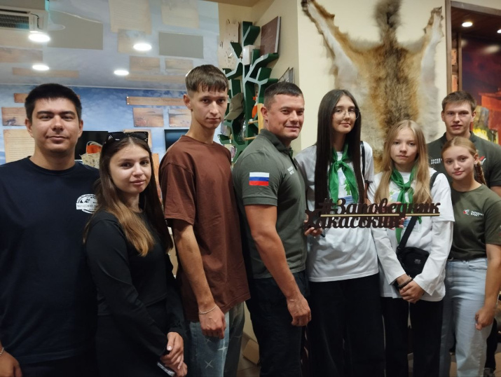 Участники молодежного движения РГО Республики Хакасия и члены молодежки Народного фронта Республики Хакасия