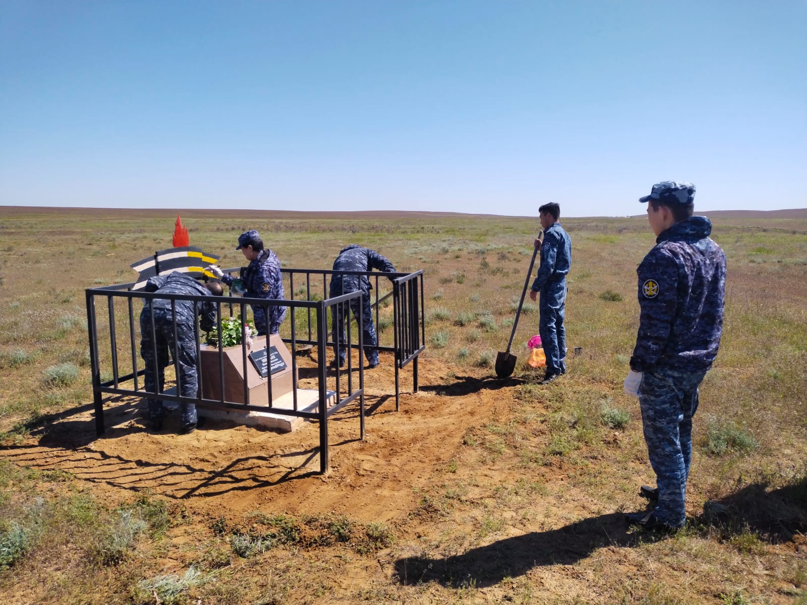 Сотрудники ИК-2 и КП-3 УФСИН Калмыкии почтили память участника Великой Отечественной войны Ивана Зиновьева