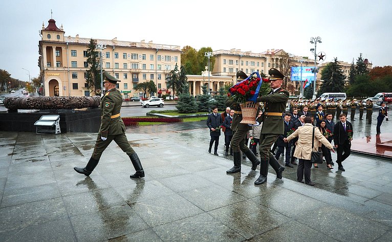 Делегаты парламентов стран Содружества в память о героях — уроженцах и защитниках Беларуси возложили цветы к монументу Победы в Минске