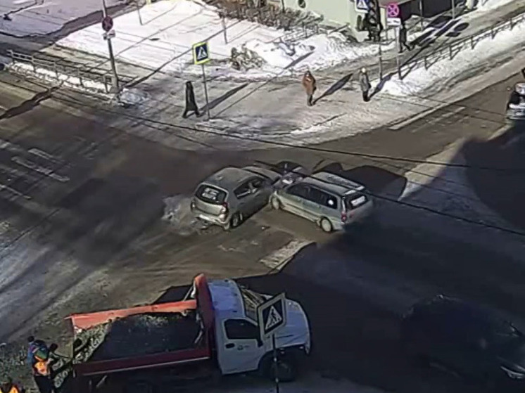 Два автомобиля жестко столкнулись в самом центре Петрозаводска
