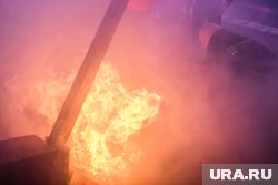 Огонь также охватил здание позади взорвавшейся АЗС