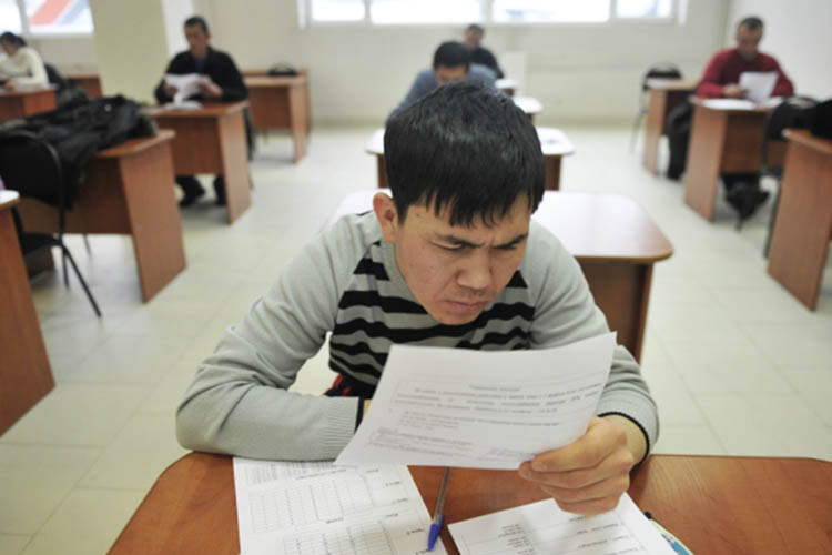 С 2021 по 2024 год фирма легализовала 713 иностранцев в России, приводят данные силовики