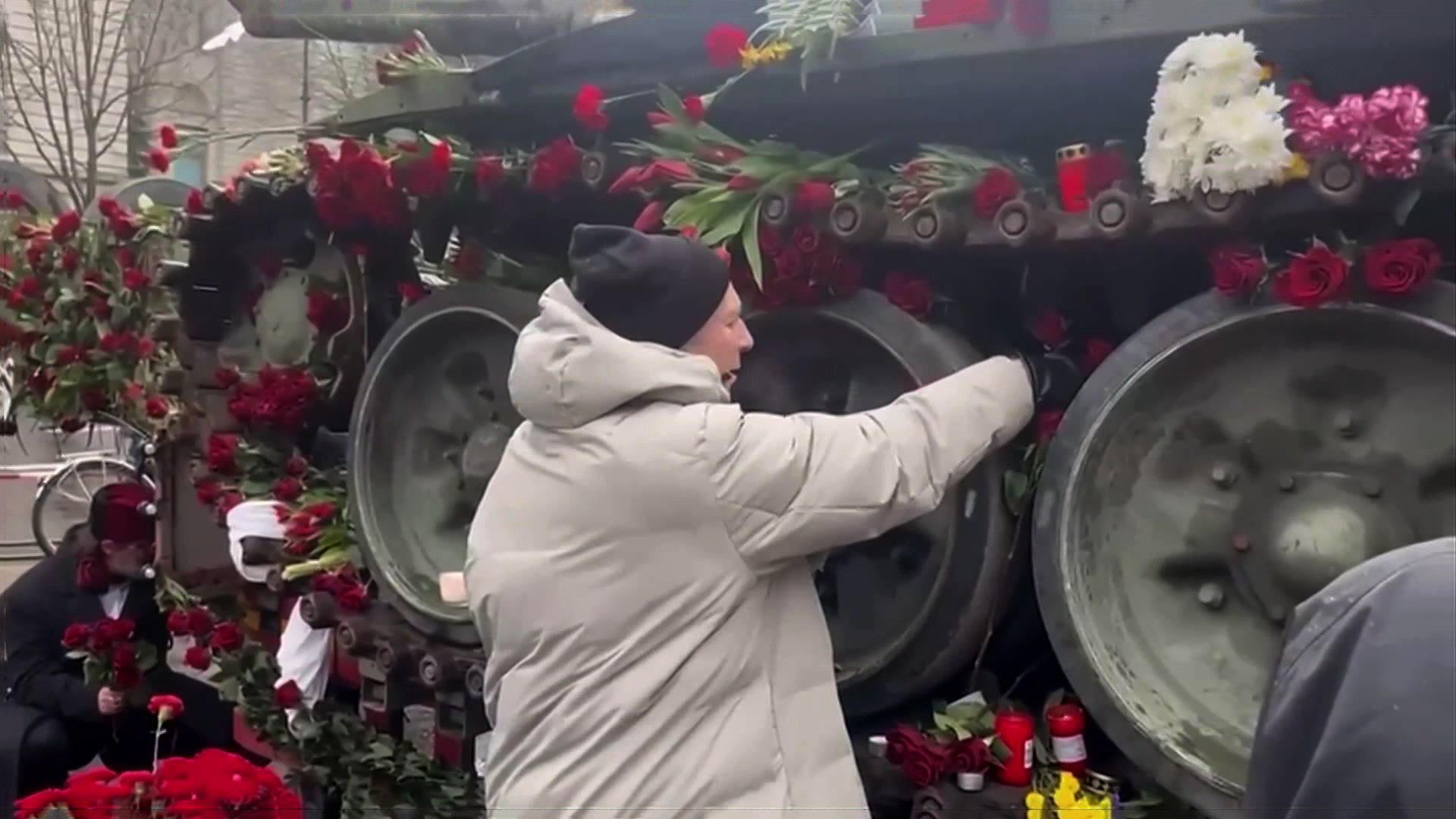 Полиция Берлина не помешала уничтожить цветы у российского танка