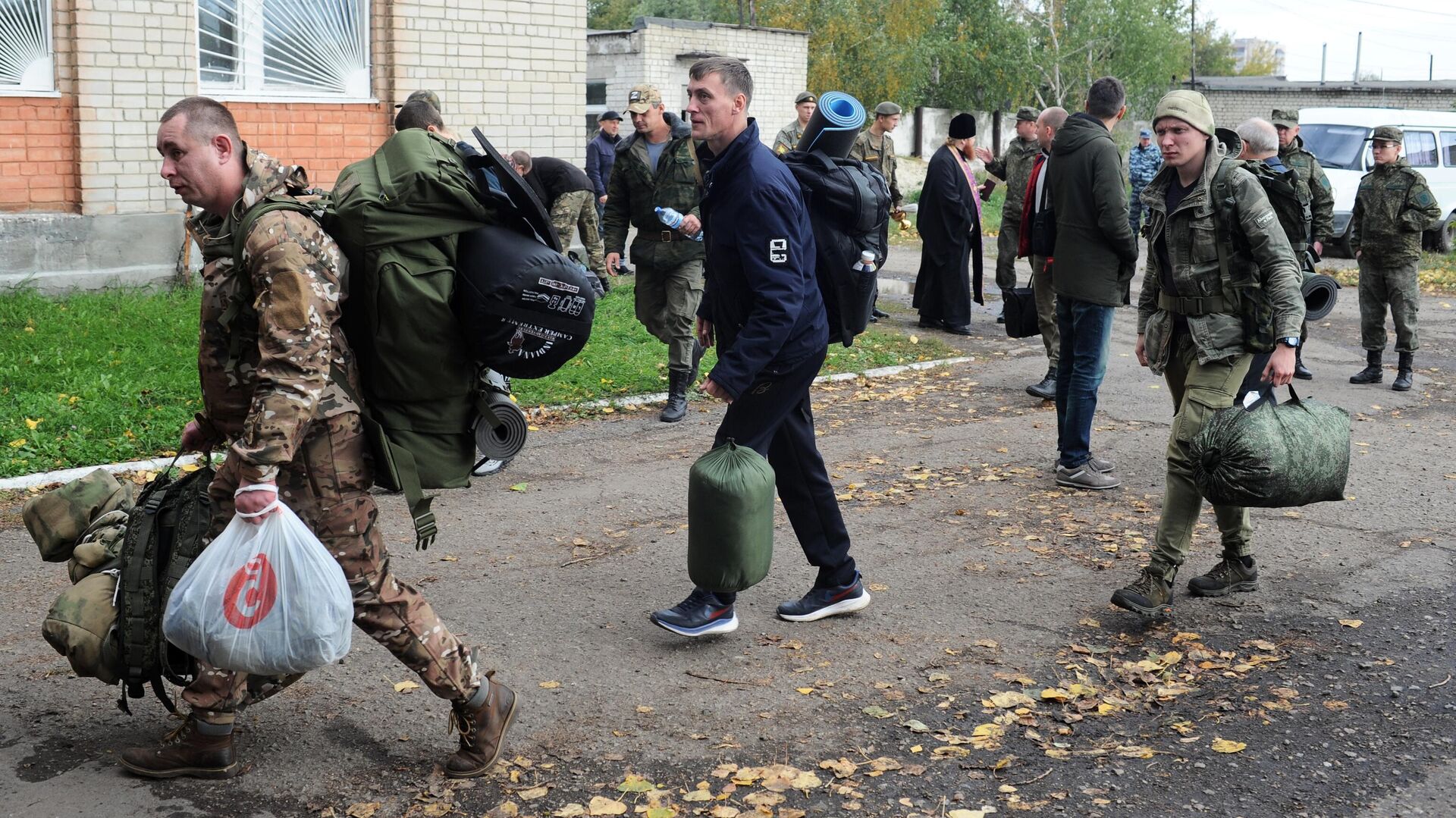 Мобилизация троих. Сборный пункт. Военная мобилизация. Мобилизация в России. Что после мобилизации.