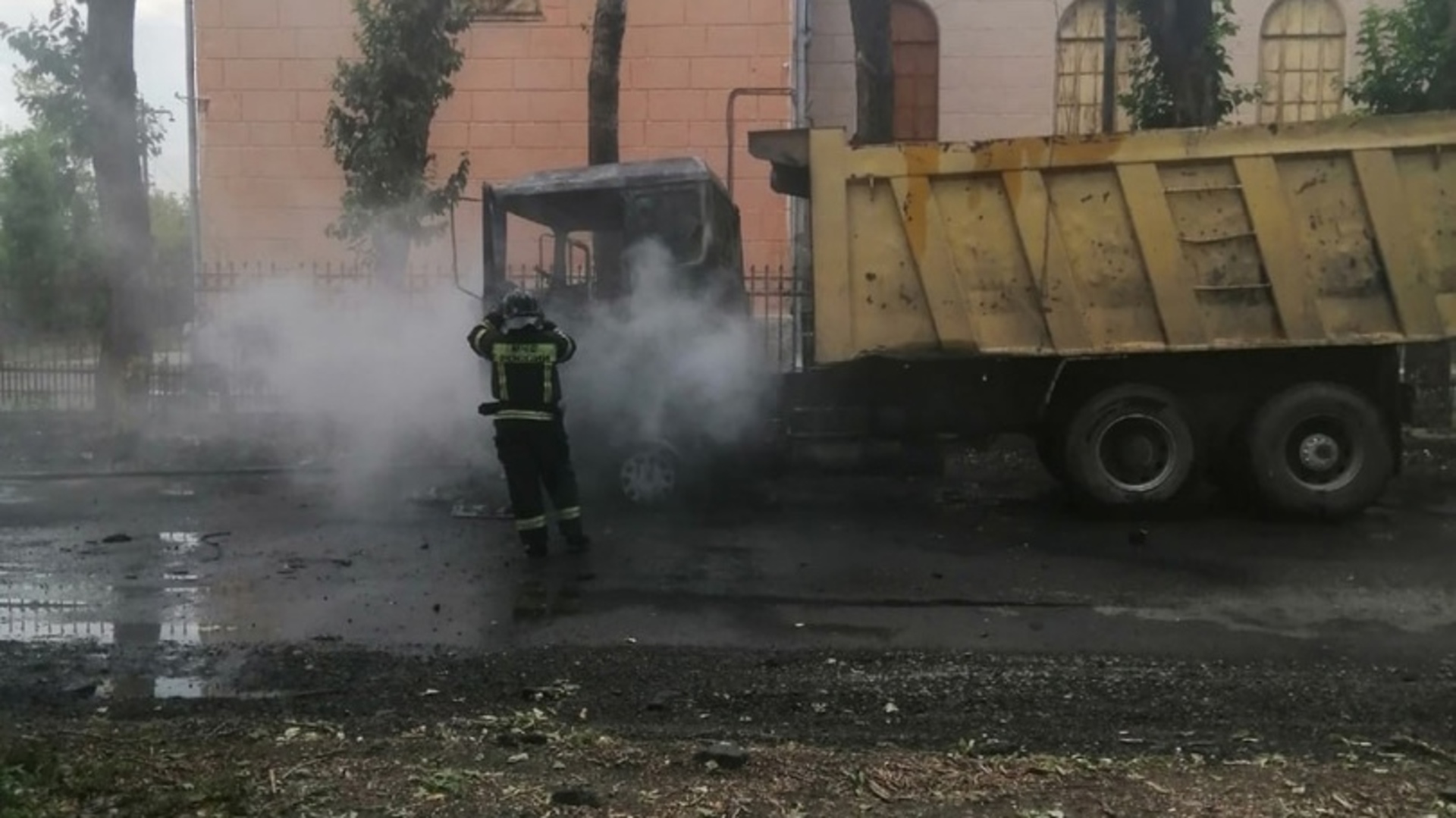 Камаз горит на ходу. Горел камаз урал кам. Камаз 54 90 загорелся. В камазе загорелась солома на ходу. Ржев пожар.