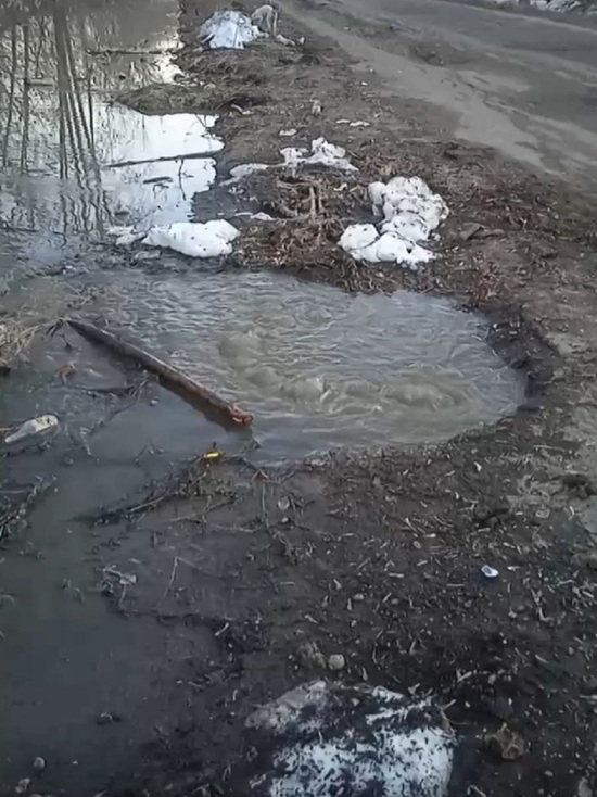 В Томске сточные воды из канализации затопили улицу Первомайскую