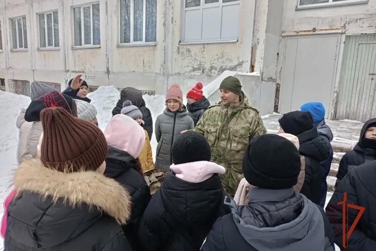 В преддверии 10-летия Росгвардии военнослужащие ведомства провели «Зарницу» в Омской школе 