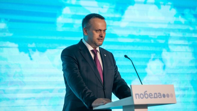 Министр транспорта Андрей Никитин на торжественной церемонии встречи 100-миллионного пассажира авиакомпании «Победа»