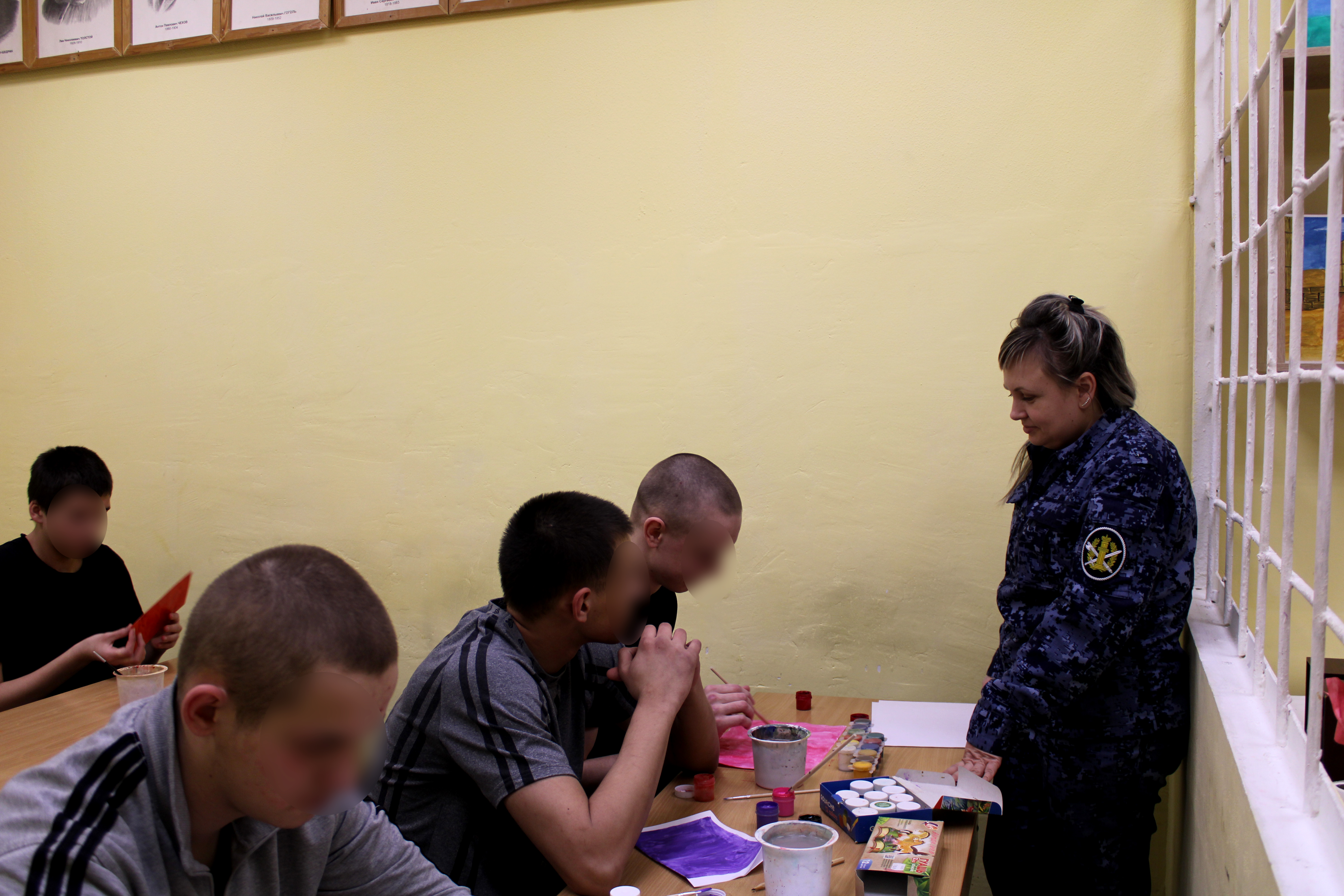 Подростки, содержащиеся под стражей в СИЗО-1 УФСИН России по Тверской области, подготовили поздравительные открытки для своих родных