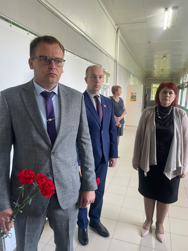 В Вятских Полянах открыли мемориальную доску героям-выпускникам