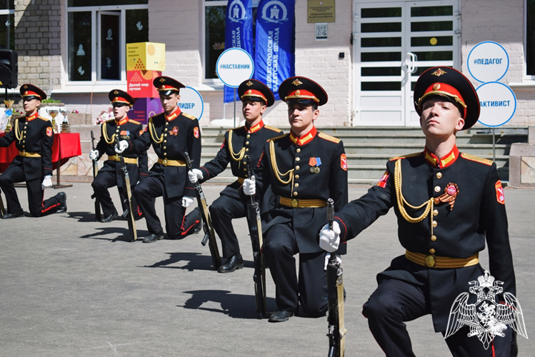 В Нижнем Новгороде офицеры Росгвардии поздравили выпускников подшефной кадетской школы с окончанием учебного года (фото)