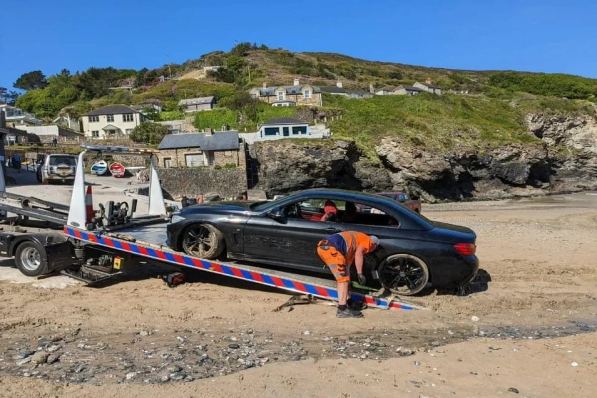 Машины на пляже видео. БМВ на пляже. БМВ на пляже фото. Sea and BMW Blue.