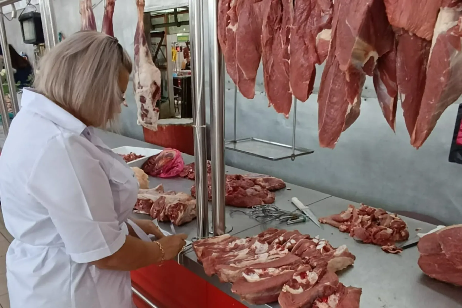 В Крыму уничтожили больше 1,5 тонны опасного мяса></div><div class=