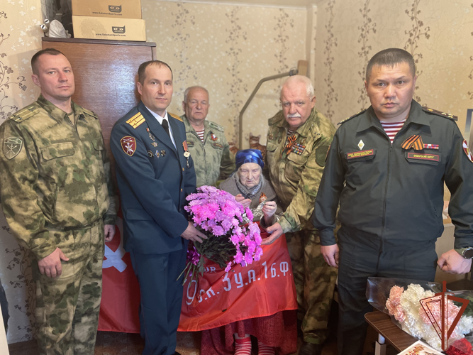 Мини-парад у дома ветерана провели росгвардейцы в Ангарске