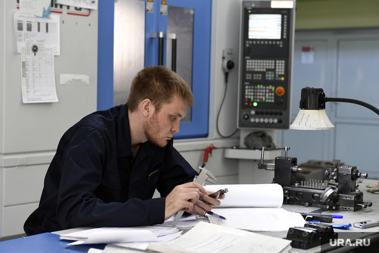 Инженер. Работа инженером в перми. Инженерно-технические профессии. Инженеры россии. Нефтяник профессия.