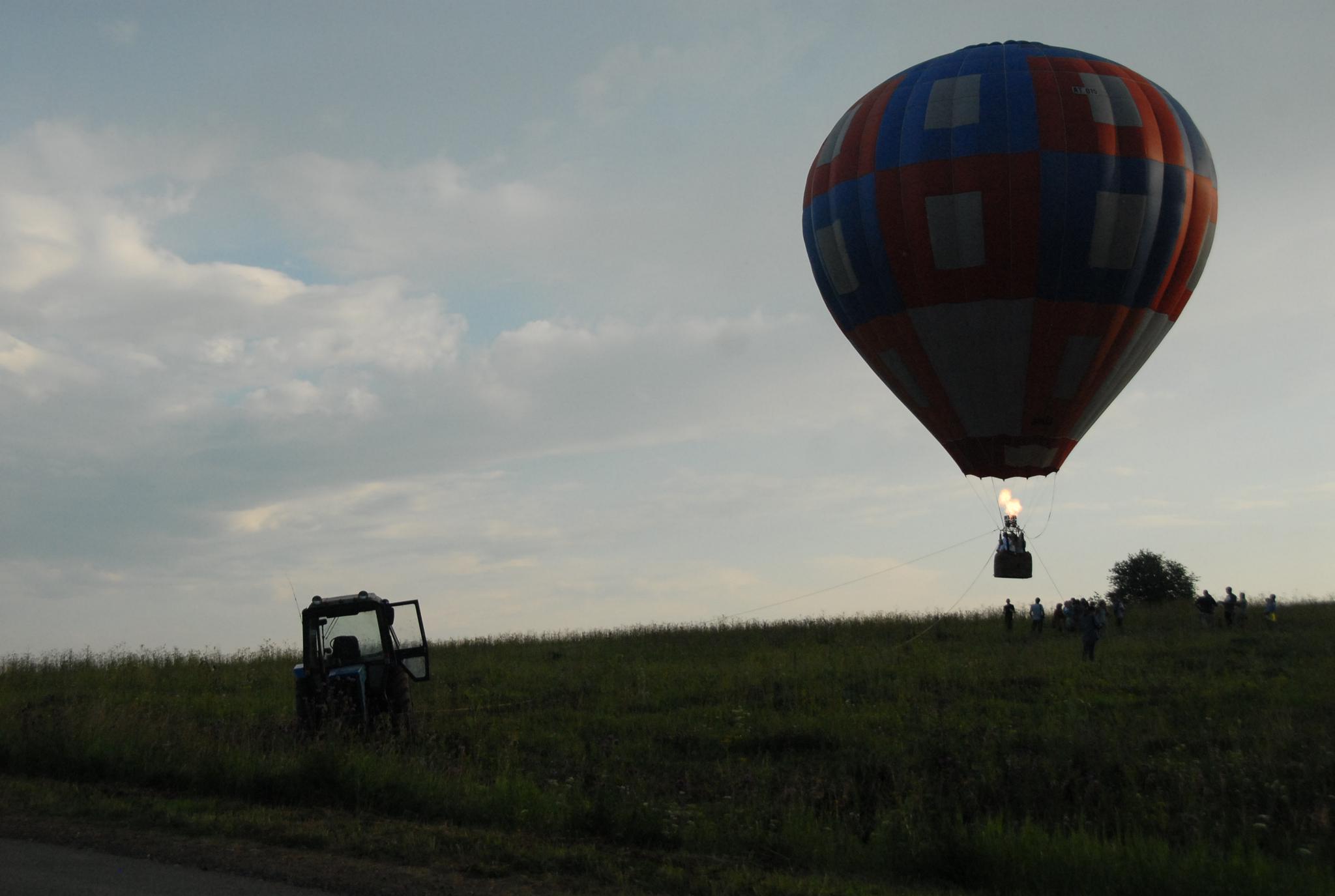 Застряли на высоте на воздушном шаре. Монгольфьер воздушный шар. Человек на воздушном шаре. Воздушный шар с людьми. Воздушный шар садится.