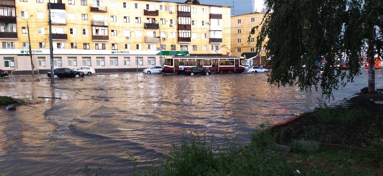 Потоп на алексеевской нижний новгород. Ливень в оренбурге. Три дня дождя и тринадцать карат. Три дня дождя нижний новгород 31. Нижний новгород затопило 2022.