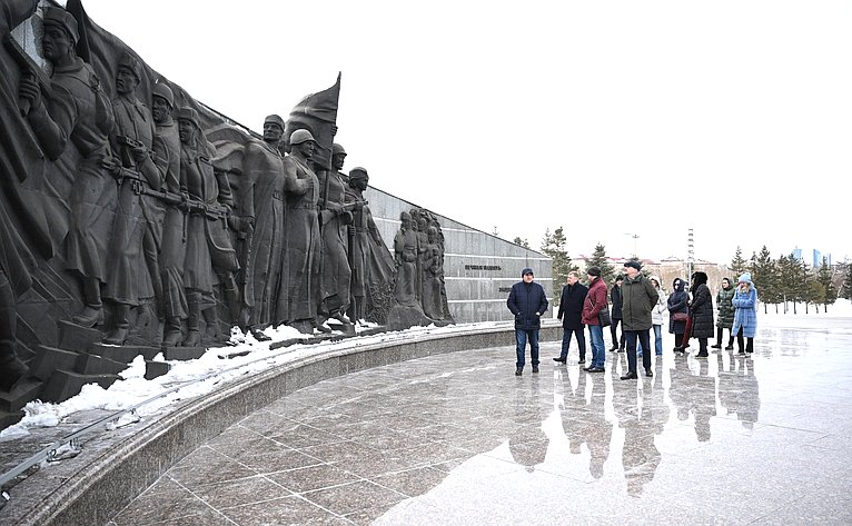 В составе делегации Постоянной комиссии МПА СНГ Татьяна Сахарова приняла участие в церемонии возложения цветов к Монументу «Защитники Отечества»