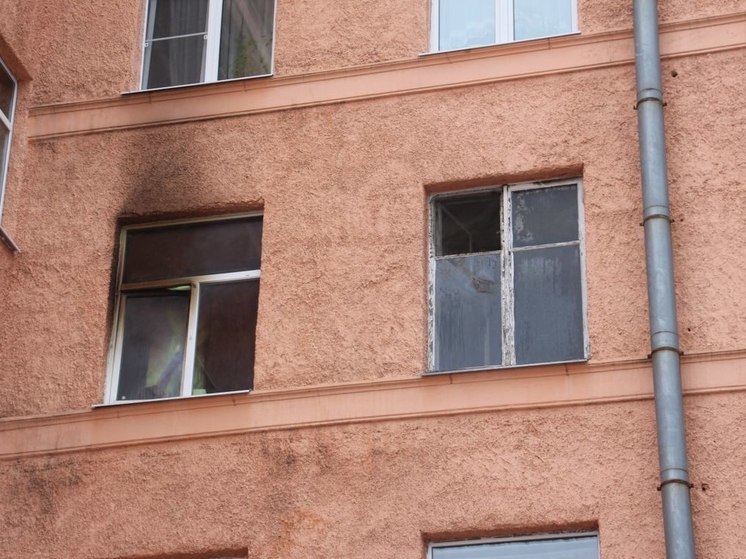 Два человека погибли при пожаре в квартире на улице Дыбенко