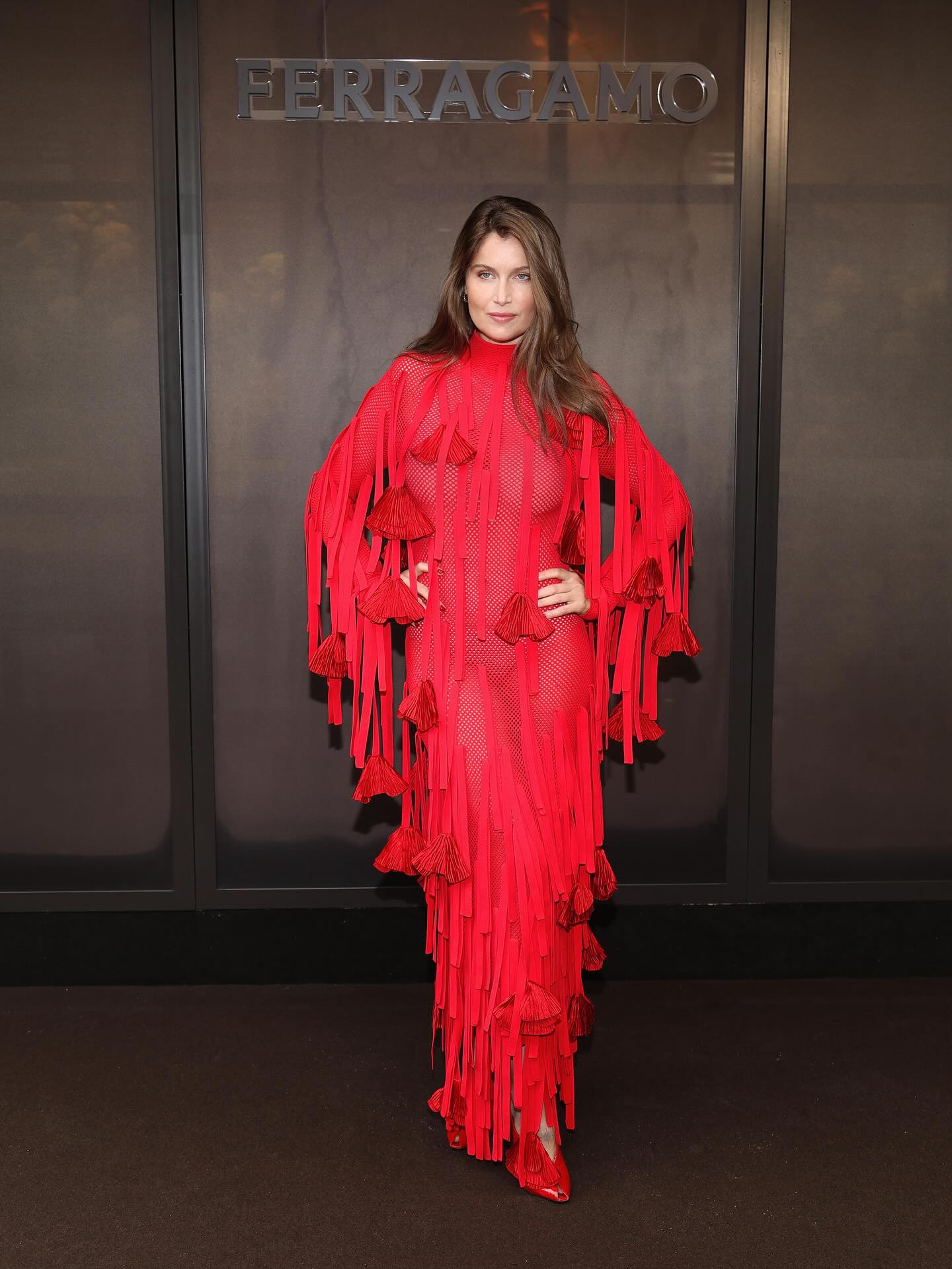 После развода с мужем Летиция Каста вышла в свет в очень смелом красном платье