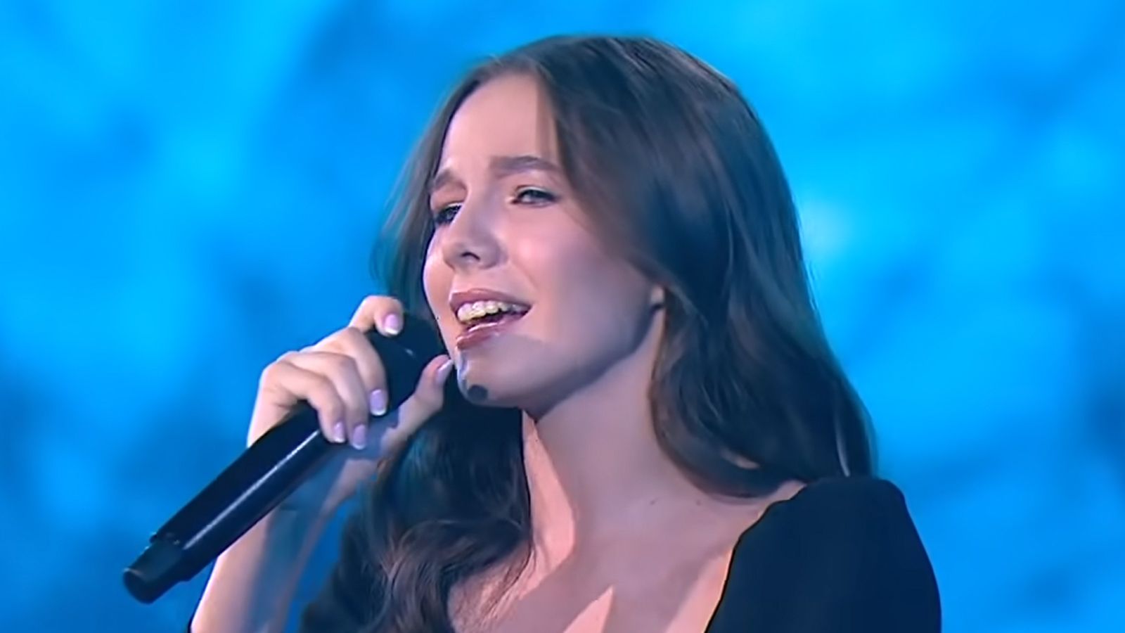 Дочь певицы Юлии Началовой исполнила песню матери в эфире «Россия-1»