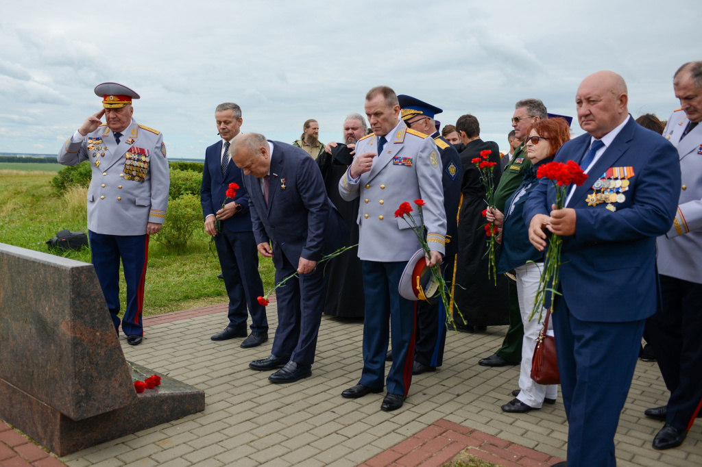 В Курской области открыли памятник Героям и командирам соединений 70-й армии