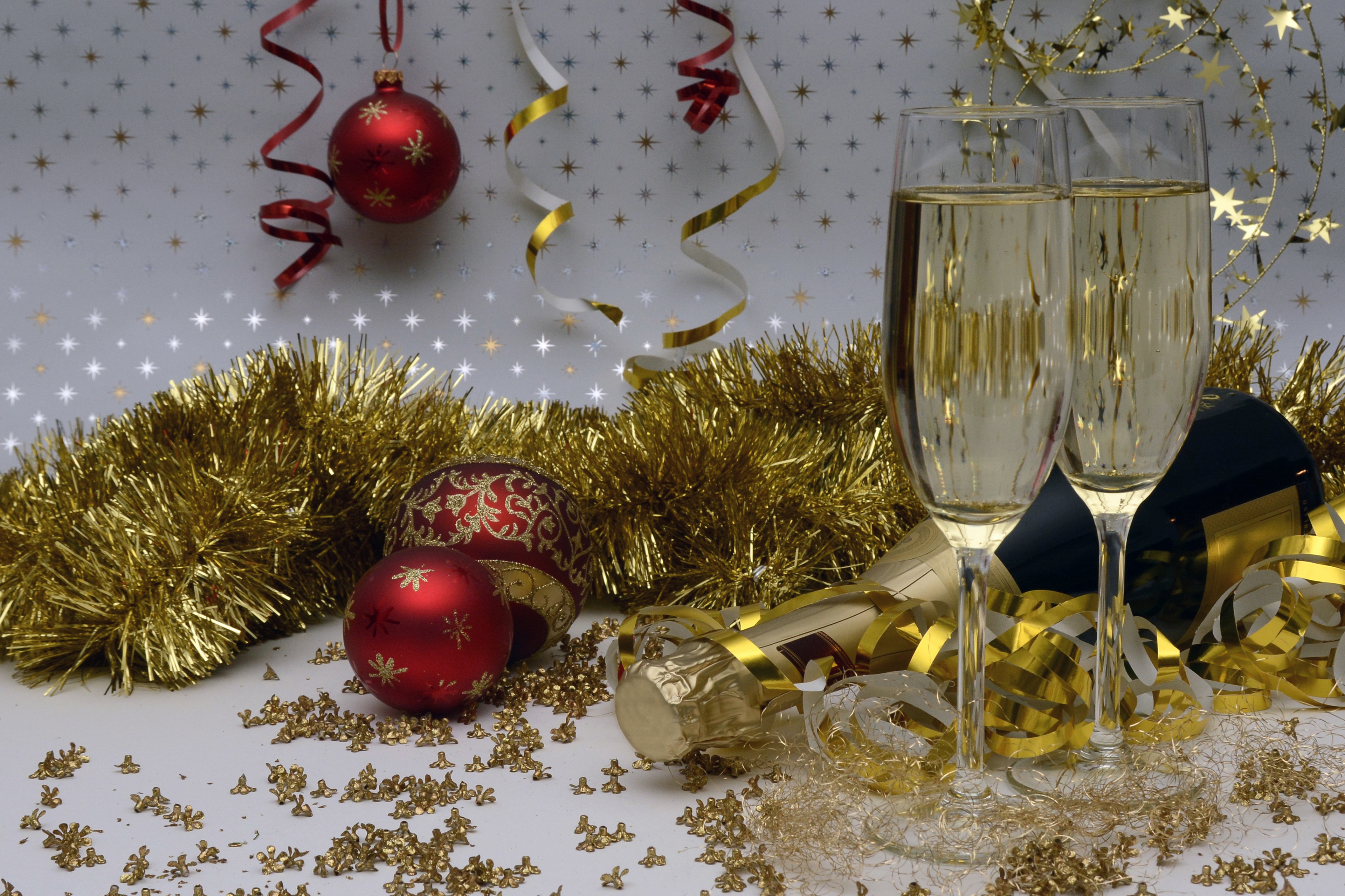 Новый год 2024 что делать. Шампанское новый год. Новый год бокалы. Шампанское на новогоднем столе. Новогодние фужеры на столе.