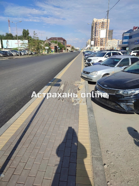 Месяца не прошло: в Астрахани на Бакинской обвалилась новая плитка