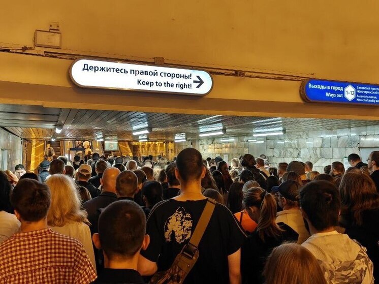 Громадная пробка собралась внутри метро «Новочеркасская» из-за единственного работающего эскалатора
