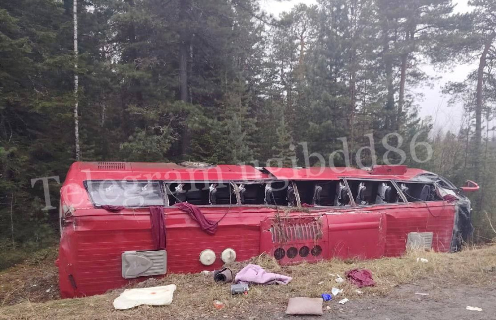 В Югре автобус съехал в кювет, погибли два человека | Два человека погибли в Югре при опрокидывании автобуса 