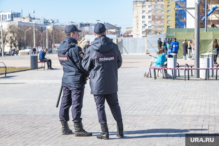 Ппс пермь. Мусора полиция. Свердловский город. Фото мусорного бака в виде полицейского.