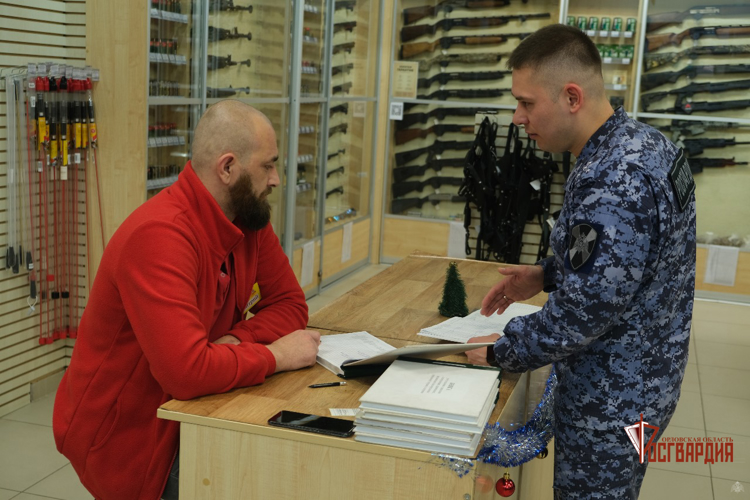 В преддверии новогодних праздников орловские росгвардейцы проверяют оружейные магазины