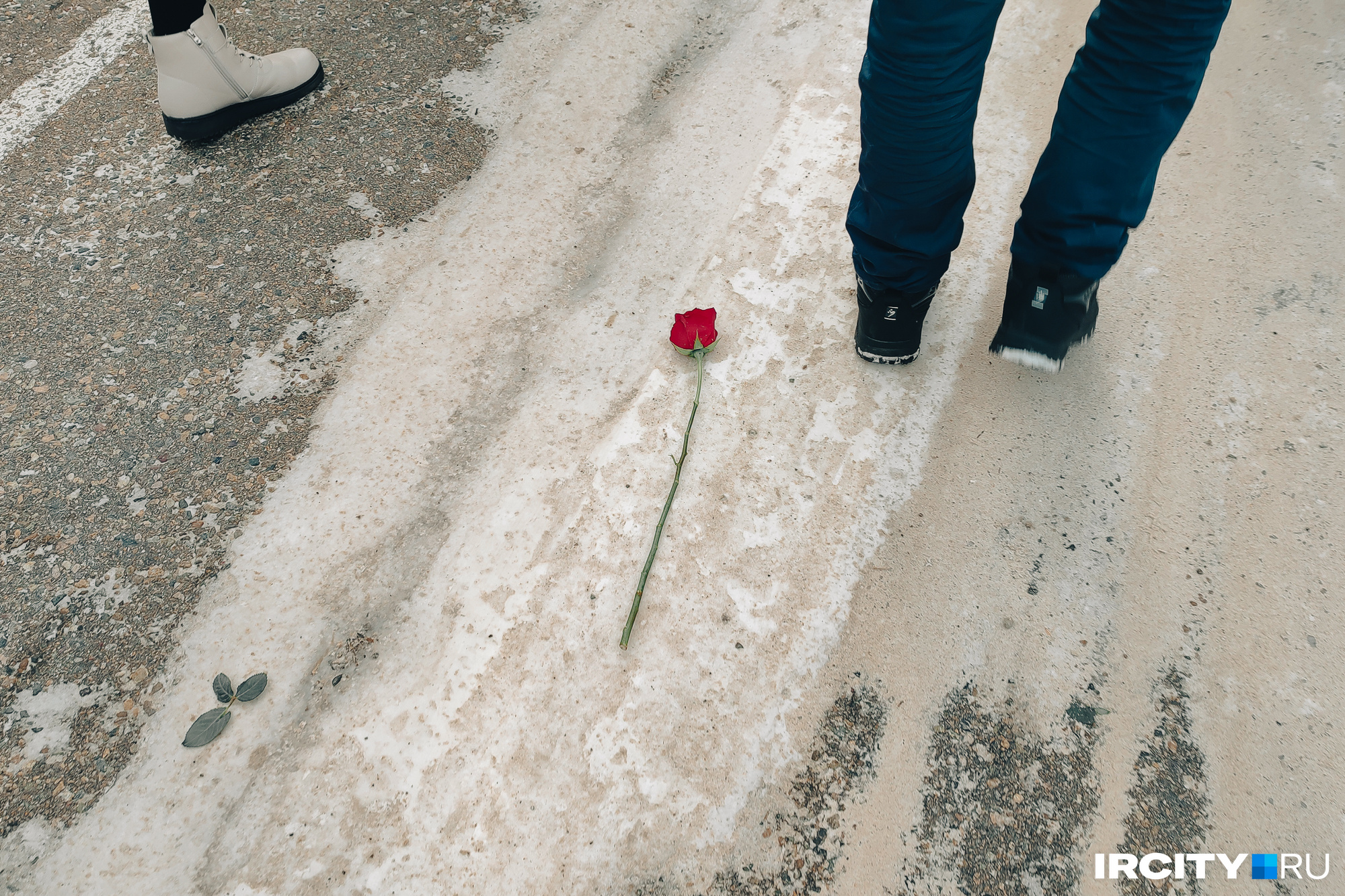 На пути траурной процессии разбрасывали цветы