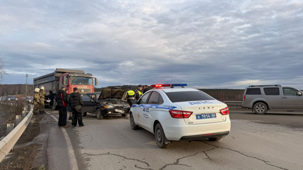 В Полевском грузовик спровоцировал ДТП с участием нескольких машин | На Урале в Полевском произошла массовая дорожная авария 