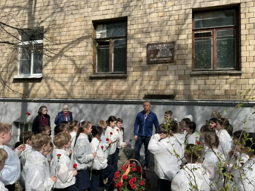 В Красногорске прошли торжественные возложения цветов к мемориальным доскам в честь Героев Советского Союза - Георгия Матвеевича Ленева и Николая Степановича Угрюмова