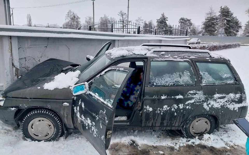 Водитель «Лады» погиб после столкновения с бетонным забором в Воронежской области