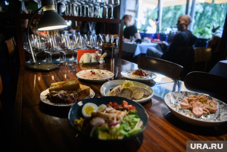 Запрещалось выбрасывать еду со стола